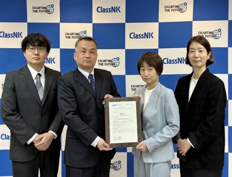 図版：技術認証授与式の様子（左から、ClassNK 岩永技師、ClassNK　岩下部長、
鹿島 竹之内設計長、鹿島 沖永課長）
