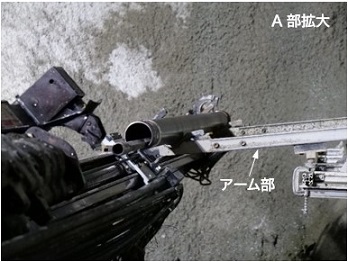 図版：アーム部からドリルジャンボに鋼管が渡される様子