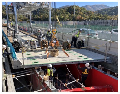 図版：UFC道路橋床版の架設