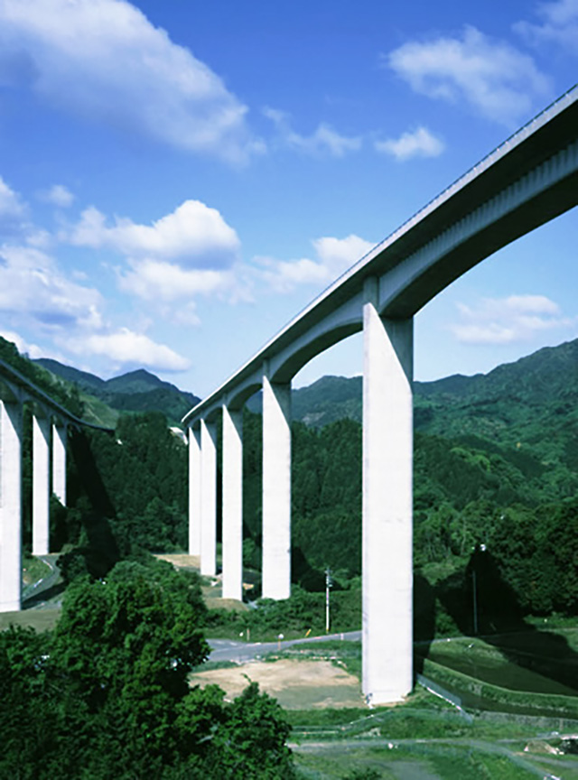 第二名神高速道路池山高架橋（PC上部工）上り線