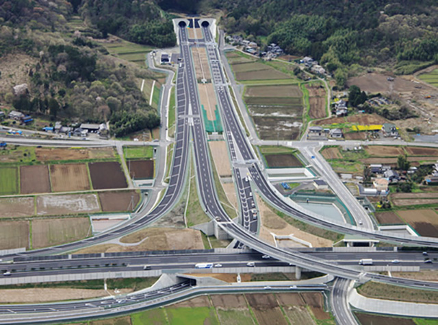 北関東自動車道 唐沢山城跡トンネル