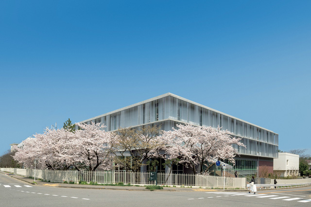 新潟青陵大学・新潟青陵大学短期大学部 1号館