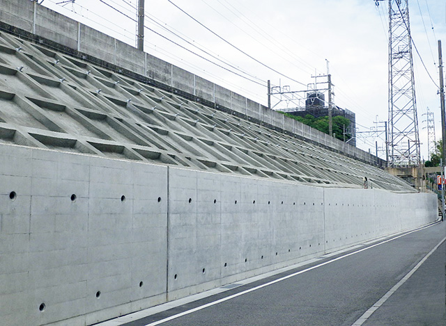 東武鉄道 成増～和光市間白子川橋梁盛土法面耐震補強工事