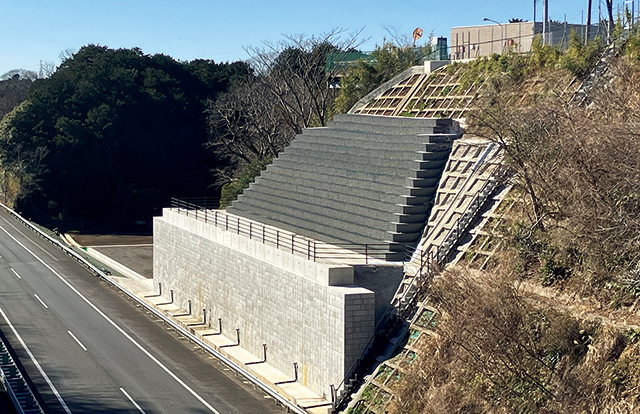 東名高速道路 御殿場管内東野地区のり面災害復旧工事