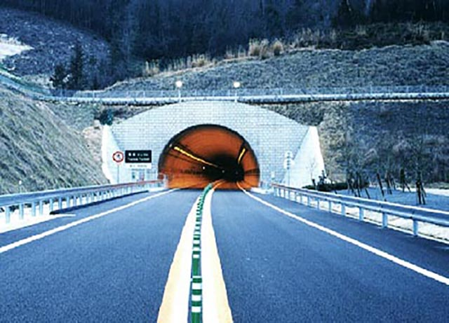 岡山自動車道塔坂トンネル