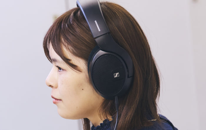 集中力の維持や音声読み上げソフトの活用をサポートする、高品質なノイズキャンセリングヘッドホンの写真