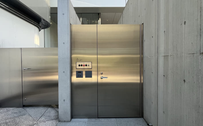 車椅子専用の屋外昇降機の写真