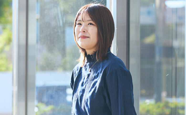 視覚障がいのある事務職社員の笑顔のバストアップ写真