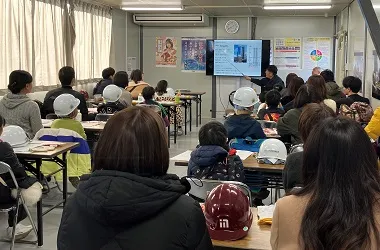 工事の説明を聞く参加者