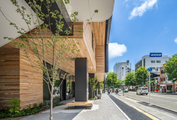 図版：歩道が広がり、安全性が向上した南町通