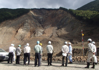 図版：工事の説明を受けながら見学中　（2016年10月四国砂防ボランティア）