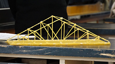 図版：パスタで制作したトラス橋