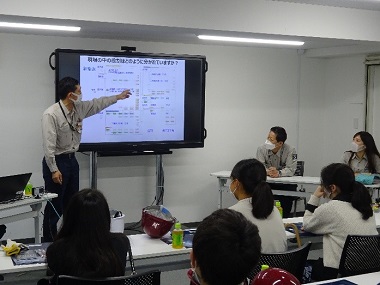 図版：質問に回答する現場担当者