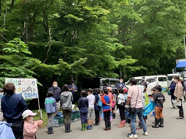 図版：放流会に参加した子ども会の皆さん