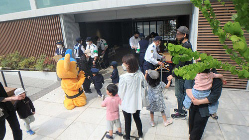 図版：社員家族と地域のみなさんが参加