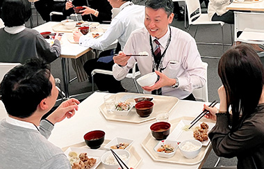 図版：社員食堂での食事風景