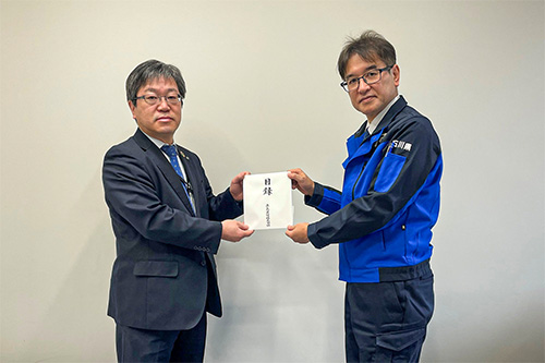 2月29日、鹿島 金沢営業所長（左）が石川県に義援金をお届け