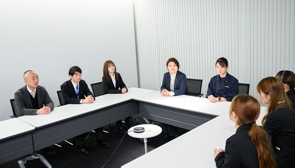 図版：女性技術者との座談会を実施