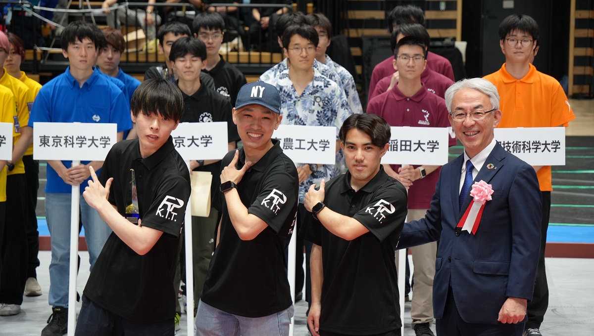 図版：特別賞を授与した金沢工業大学との集合写真
