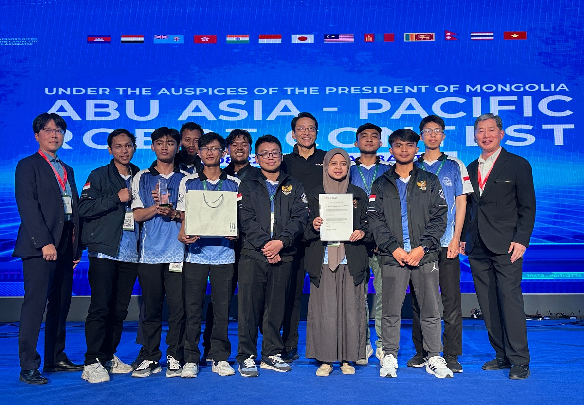 図版：インドネシアの学生さんたちと記念撮影