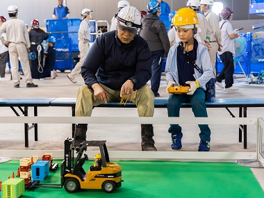 図版：ラジコンを操縦する子どもの様子（（仮称）浜松町二丁目4地区A街区A1・A2棟建設工事）
