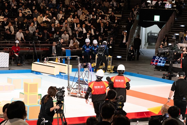 図版:各校3人一組で競技に臨み、技術力と操作者への指示などチームワークが試される