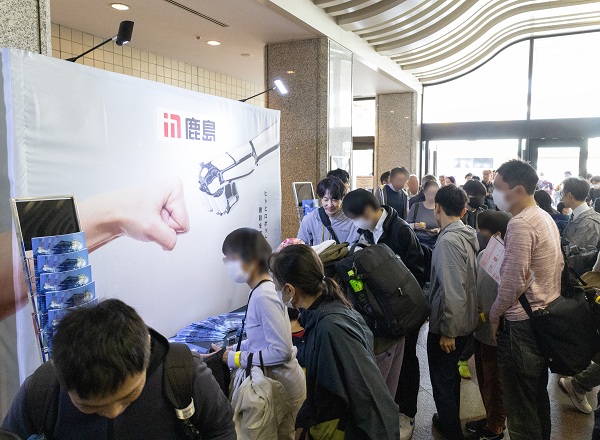 図版:鹿島ブースには多くの来場者が訪れた