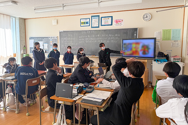 図版:探究活動でのチーム発表の様子