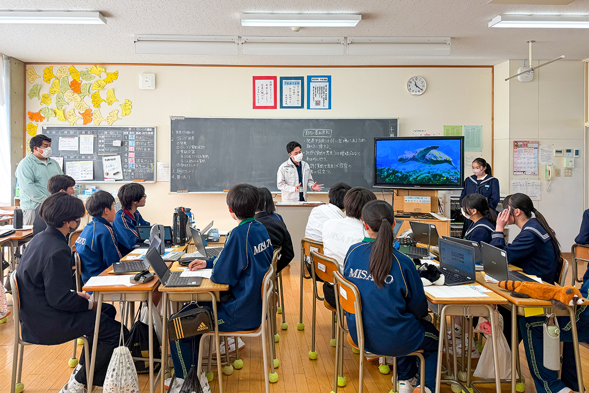 図版:町役場担当者からのフィードバックを受ける生徒たち