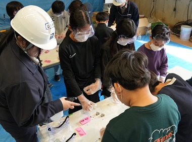 図版：コンクリート製作に集中する子どもたち