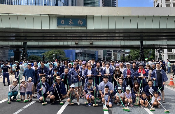 図版：日本橋橋洗いに参加した社員とその家族