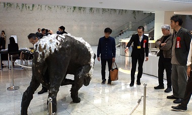 図版：入賞者の説明を聞きながら作品を鑑賞　