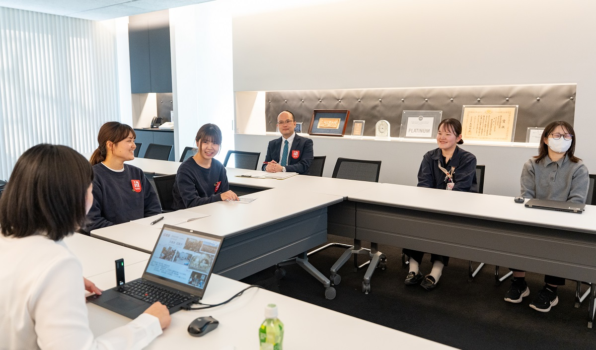 図版：2名の女性技術社員との座談会を実施