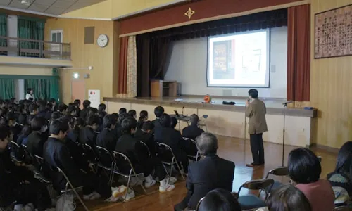 全校生徒350名が聴講