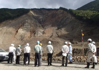工事の説明を受けながら見学中 （2016年10月四国砂防ボランティア）