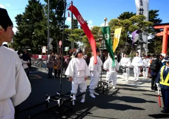 神社を出発し町を練り歩く様子