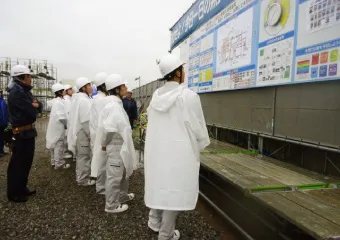 朝礼広場で当日の作業状況説明を受ける生徒達