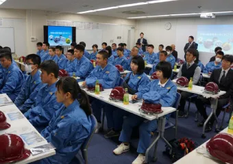 会議室で工事の説明を受ける
