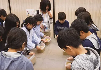 液状化現象の実験に取り組む様子