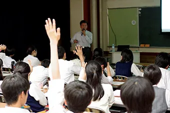 1年生全員に「橋」をテーマに講義を実施