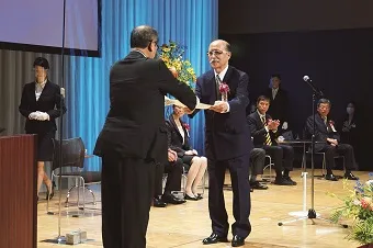 表彰状を受領する高橋司専務理事
