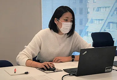 オンラインにて授業を行う社員