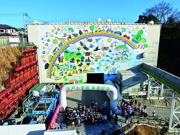 壁画の前で記念撮影（提供：東日本高速道路）