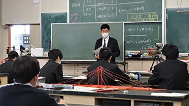 各班の発表の講評を行う講師