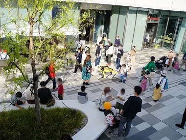 HANEDA INNOVATION CITY内を散歩するSpot