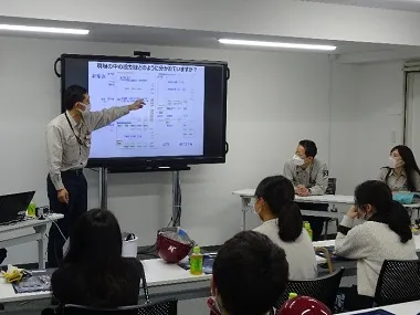 質問に回答する現場担当者