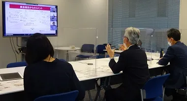 会議室からオンライン交流会に参加