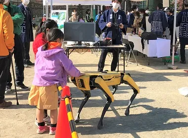 Spotと触れ合う子どもたち