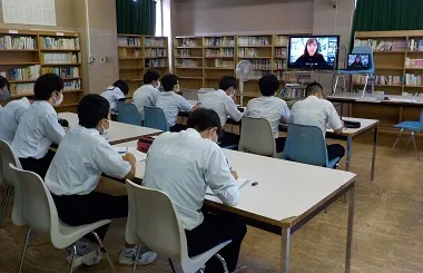 授業に取り組む生徒たち