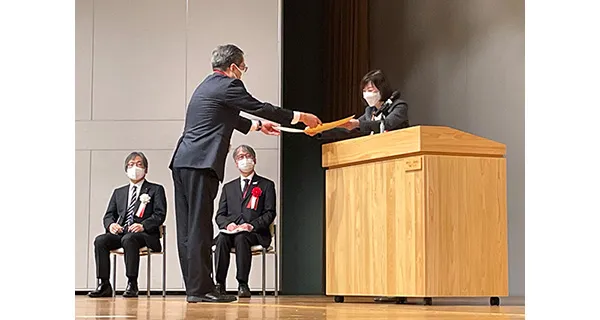 感謝状を受け取る甘利人事部長